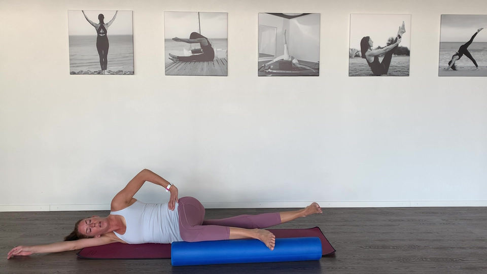 PIlates mit Toningbällen und Rolle